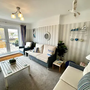 https://sea-view-three-bed-detached-home-with-parking-next-to-beach.tophotelsbath.com
